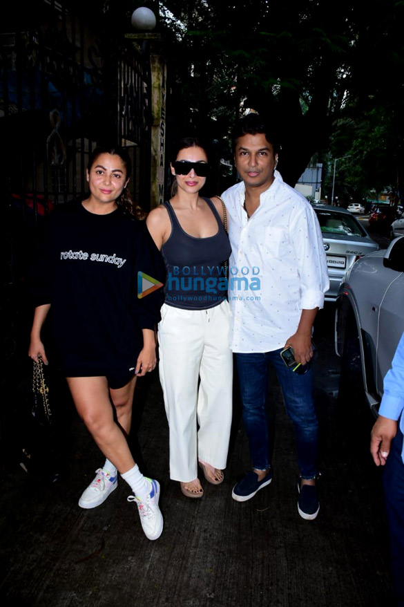 Photos: Malaika Arora, Amrita Arora and Vikram Phadnis spotted at their mom’s house in Bandra Photos: Malaika Arora, Amrita Arora and Vikram Phadnis spotted at their mom’s house in Bandra