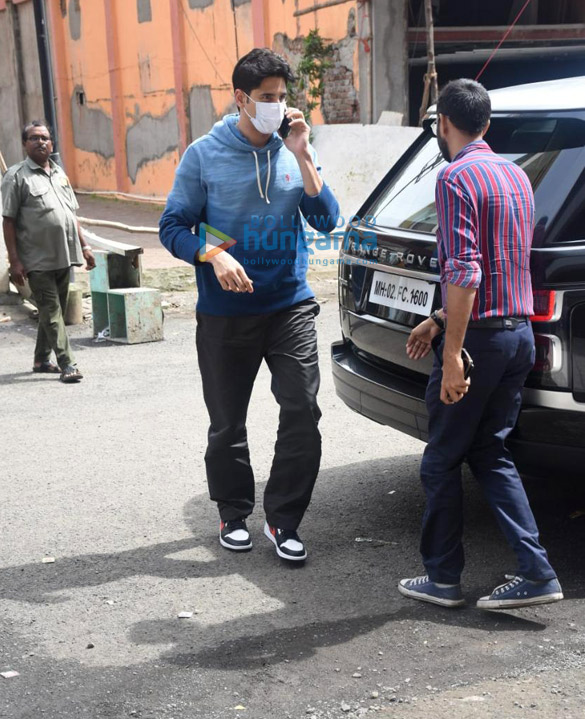 Photos: Siddharth Malhotra snapped in Bandra Photos: Siddharth Malhotra snapped in Bandra