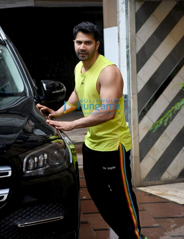 Photos: Varun Dhawan snapped at the gym Photos: Varun Dhawan snapped at the gym