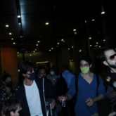Shah Rukh Khan gets angry and pulls back as a fan grabs his arm at the airport for a photo, son Aryan Khan calms him down, watch video 