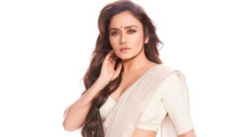 Video of Amruta Khanvilkar dancing in Pune metro on her hit song ‘Chandra’ goes viral