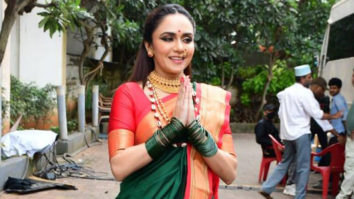 Amruta Khanvilkar looks breathtakingly gorgeous in Navari saree