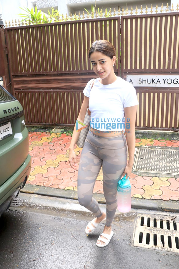 Photos: Ananya Panday snapped outside her yoga class in Bandra Photos: Ananya Panday snapped outside her yoga class in Bandra