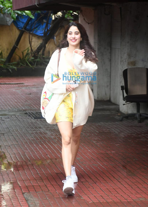 Photos: Janhvi Kapoor snapped at pilates studio Photos: Janhvi Kapoor snapped at pilates studio