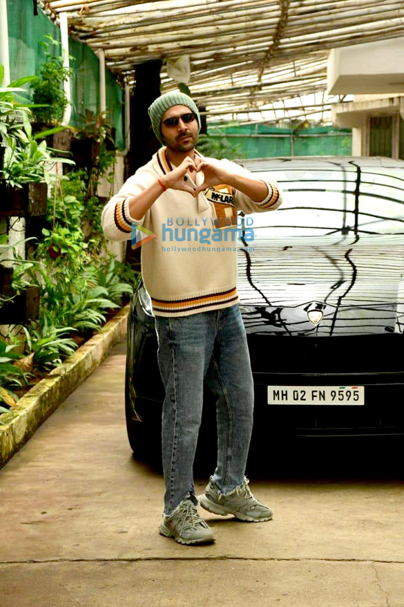 Photos: Kartik Aaryan snapped outside a dubbing studio in Juhu Photos: Kartik Aaryan snapped outside a dubbing studio in Juhu
