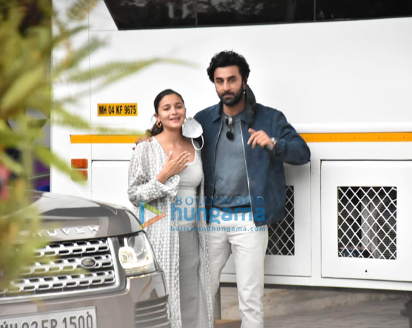 Photos: Ranbir Kapoor and Alia Bhatt snapped at Kalina Airport Photos: Ranbir Kapoor and Alia Bhatt snapped at Kalina Airport