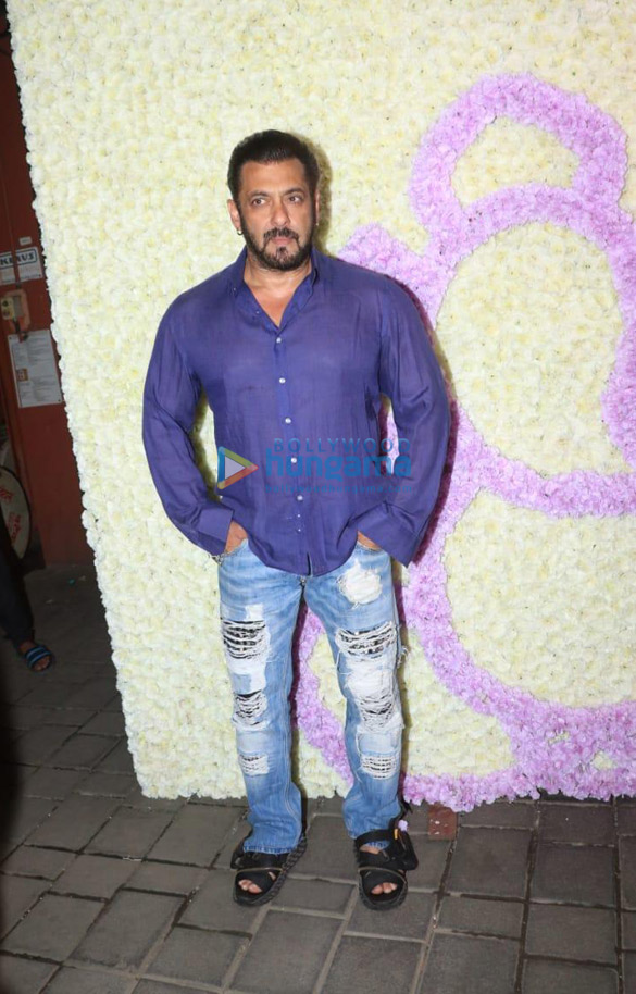 Photos: Salman Khan and others snapped at Aayush Sharma & Arpita Khan’s residence for Ganesh Chaturthi celebrations Photos: Salman Khan and others snapped at Aayush Sharma & Arpita Khan’s residence for Ganesh Chaturthi celebrations
