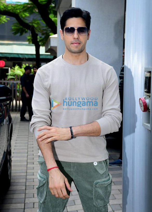 Photos: Sidharth Malhotra snapped at T-series office in Andheri Photos: Sidharth Malhotra snapped at T-series office in Andheri