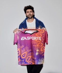 Celebs Photos Of Kartik Aaryan