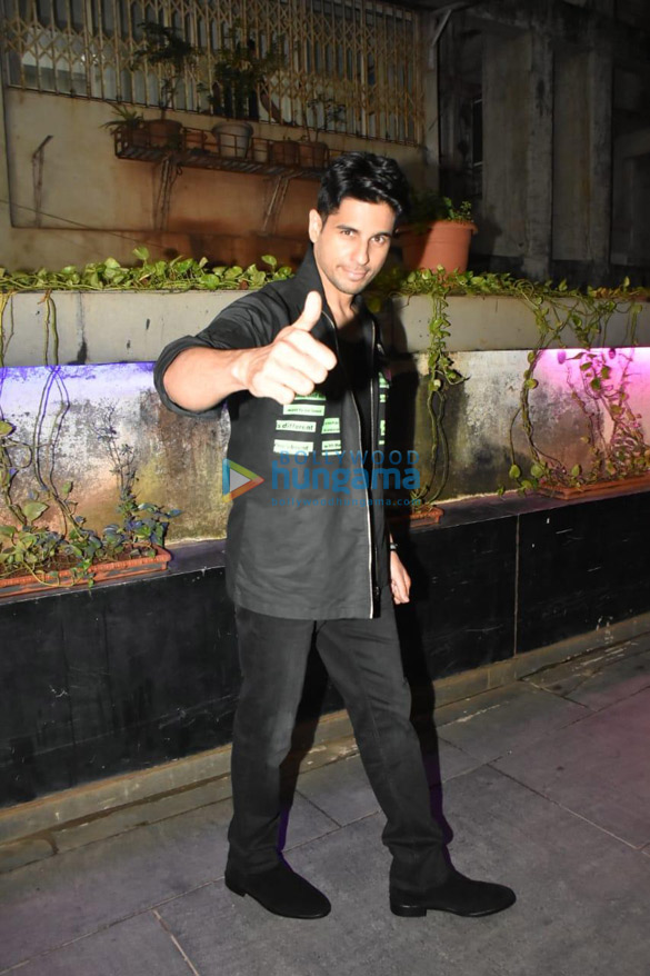 Photos Sidharth Malhotra snapped in Santacruz Photos Sidharth Malhotra snapped in Santacruz