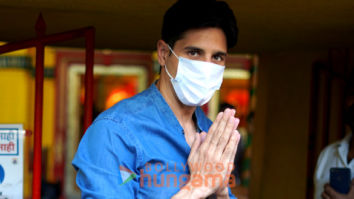 Photos: Sidharth Malhotra spotted at Mukteshwar Temple in Juhu