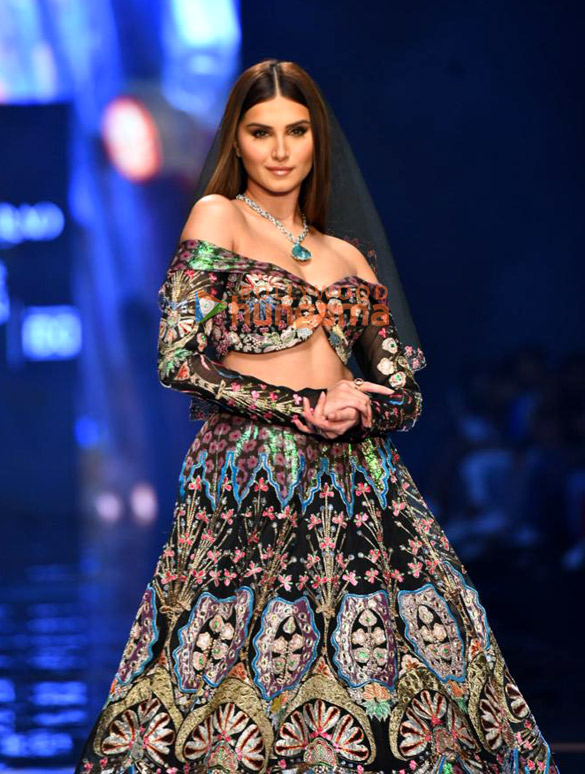Photos: Tara Sutaria, Genelia D’Souza, Aditi Rao Hydari and others turn showstoppers on Day 4 of the Lakme Fashion Week 2022 Photos: Tara Sutaria, Genelia D’Souza, Aditi Rao Hydari and others turn showstoppers on Day 4 of the Lakme Fashion Week 2022