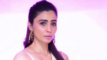 Daisy Shah brings back the trend with her groovy moves