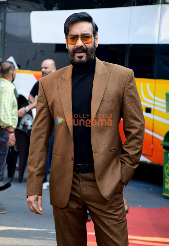 Photos: Ajay Devgn, Tabu, Ishita Dutta, Shriya Saran and Mrunal Jadhav snapped on the sets of The Kapil Sharma Show promoting their film Drishyam 2 Photos: Ajay Devgn, Tabu, Ishita Dutta, Shriya Saran and Mrunal Jadhav snapped on the sets of The Kapil Sharma Show promoting their film Drishyam 2