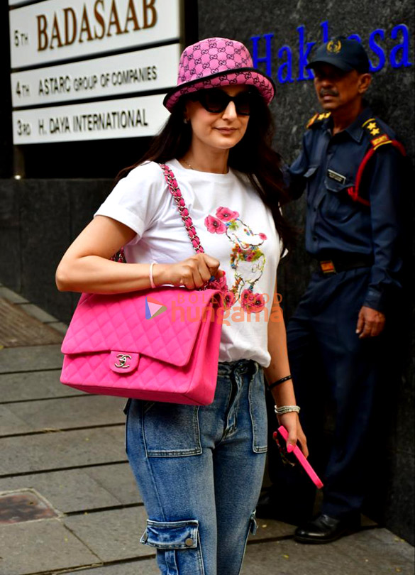 Photos: Amisha Patel spotted outside a cafe in Bandra Photos: Amisha Patel spotted outside a cafe in Bandra