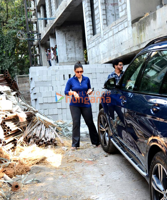 Photos: Kajol snapped looking for a new property in Juhu Photos: Kajol snapped looking for a new property in Juhu