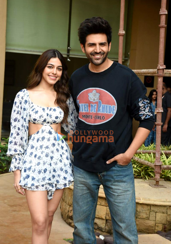 Photos: Kartik Aaryan and Alaya F snapped promoting their film Freddy Photos: Kartik Aaryan and Alaya F snapped promoting their film Freddy