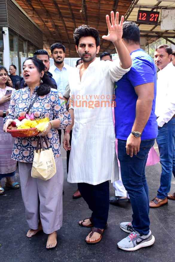 Photos: Kartik Aaryan snapped visiting Siddhivinayak temple on his birthday Photos: Kartik Aaryan snapped visiting Siddhivinayak temple on his birthday