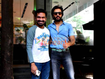 Photos: Riteish Deshmukh spotted outside a cafe in Khar