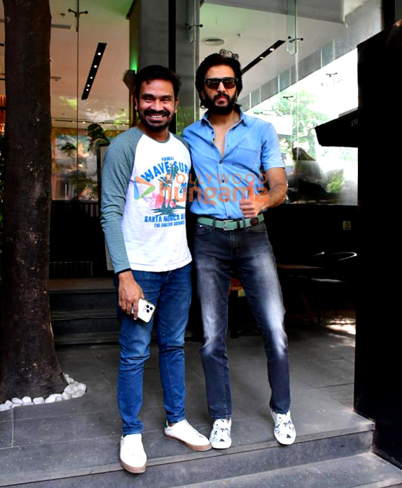 Photos: Riteish Deshmukh spotted outside a cafe in Khar