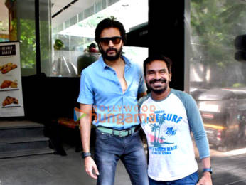 Photos: Riteish Deshmukh spotted outside a cafe in Khar