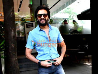 Photos: Riteish Deshmukh spotted outside a cafe in Khar