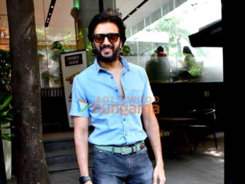 Photos: Riteish Deshmukh spotted outside a cafe in Khar