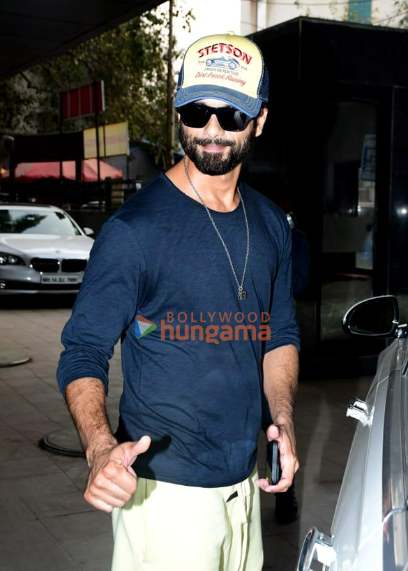 Photos: Shahid Kapoor snapped in Andheri Photos: Shahid Kapoor snapped in Andheri