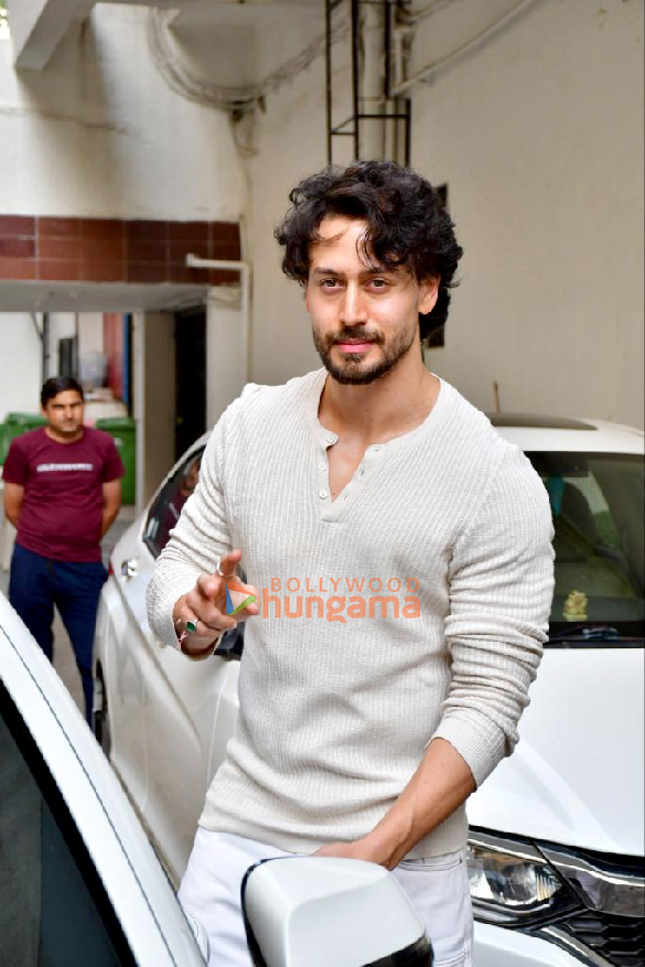 Photos: Tiger Shroff snapped outside the Dharma office in Khar Photos: Tiger Shroff snapped outside the Dharma office in Khar
