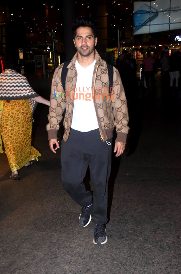 Photos: Varun Dhawan, Mouni Roy, Arjun Kapoor and others snapped at the airport Photos: Varun Dhawan, Mouni Roy, Arjun Kapoor and others snapped at the airport