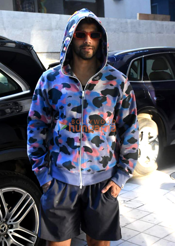 Photos: Varun Dhawan snapped sporting a hoodie Photos: Varun Dhawan snapped sporting a hoodie