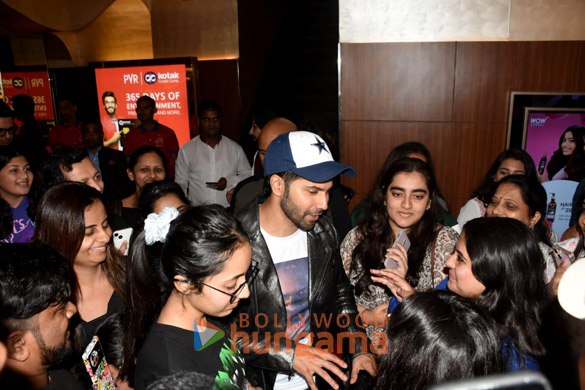 Photos: Varun Dhawan surprises the audience watching Bhediya at a theatre Photos: Varun Dhawan surprises the audience watching Bhediya at a theatre