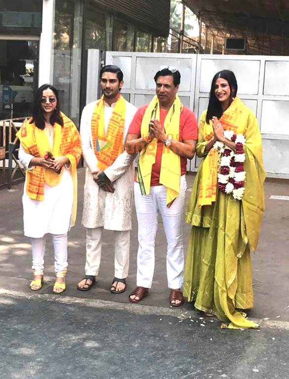 Photos: India Lockdown star Aahana Kumra, Prateik Babbar, Shweta Basu Prasad and director Madhur Bhandarkar snapped at Siddhivinayak temple Photos: India Lockdown star Aahana Kumra, Prateik Babbar, Shweta Basu Prasad and director Madhur Bhandarkar snapped at Siddhivinayak temple