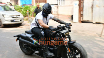 Photos: Prateik Babbar snapped riding his bike in Bandra