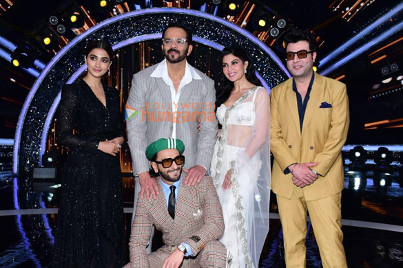 Photos: Team of Cirkus snapped promoting their film on the sets of Indian Idol 13 Photos: Team of Cirkus snapped promoting their film on the sets of Indian Idol 13