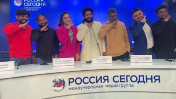 Pushpa Promotions in Russia: Allu Arjun and Rashmika Mandanna recreate the iconic hand gesture of ‘Thaggede Le’