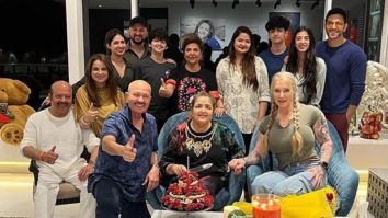 Hrithik Roshan and Saba Azad pose together with the entire Roshan clan on Sunaina Roshan’s birthday