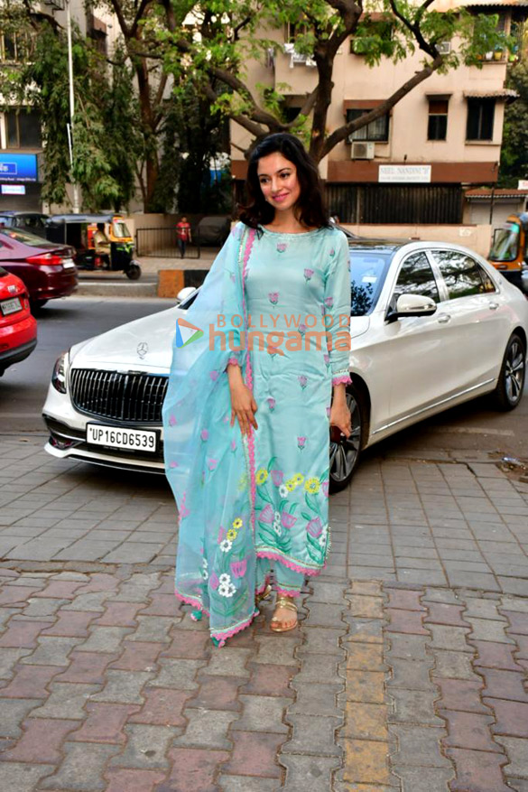 Photos: Divya Khosla Kumar snapped at the Vishesh Films office Photos: Divya Khosla Kumar snapped at the Vishesh Films office
