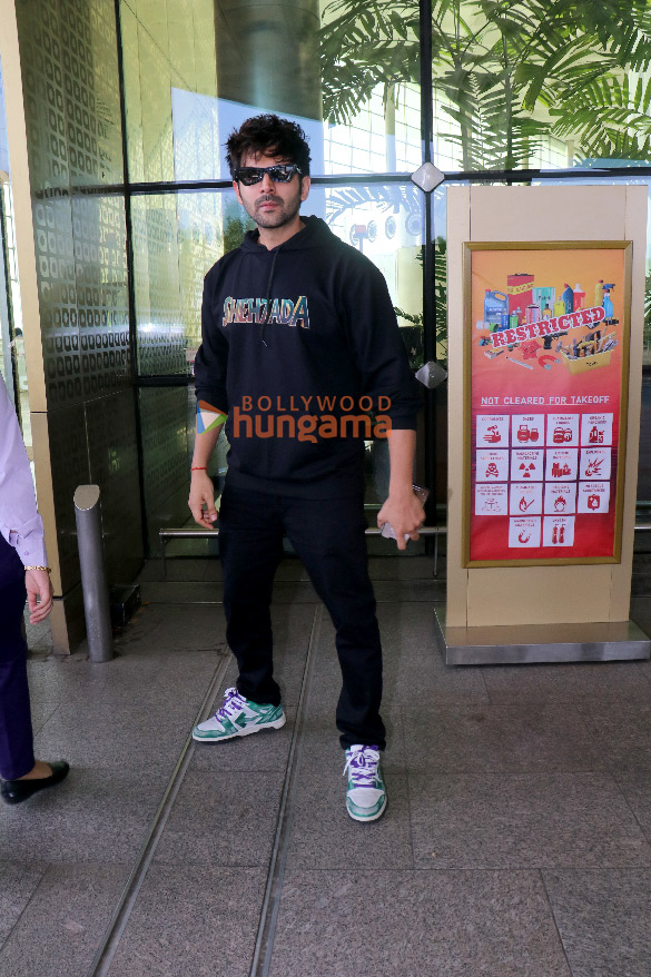 Photos: Kartik Aaryan, Tabu, Bhagyashree and others snapped athe airport Photos: Kartik Aaryan, Tabu, Bhagyashree and others snapped athe airport