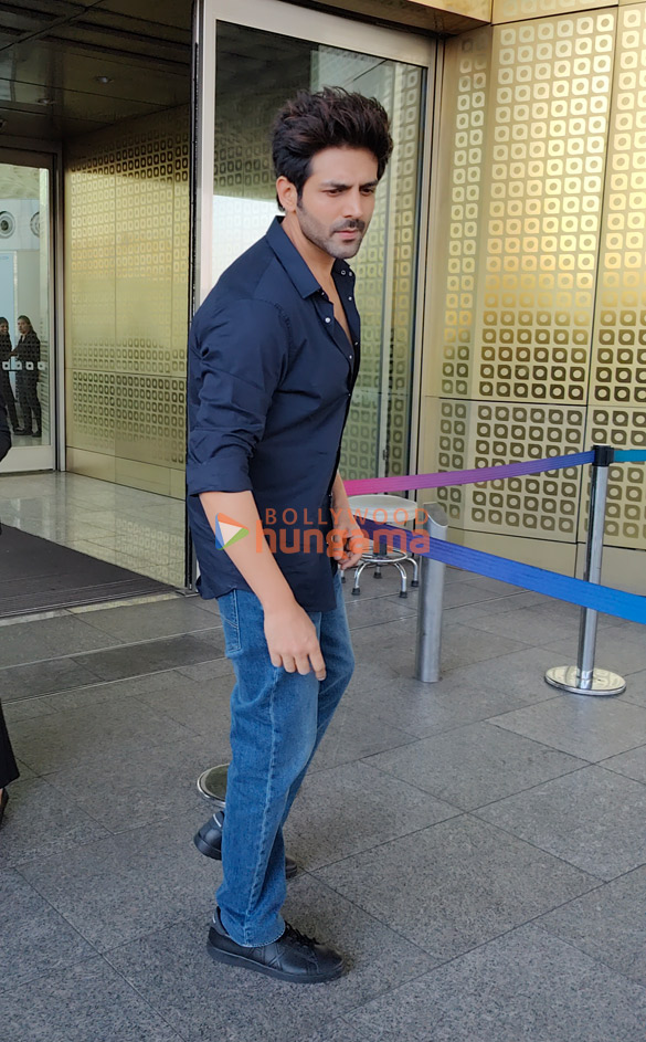Photos: Kartik Aaryan, Divya Khosla Kumar and Anjali Arora snapped at the airport Photos: Kartik Aaryan, Divya Khosla Kumar and Anjali Arora snapped at the airport