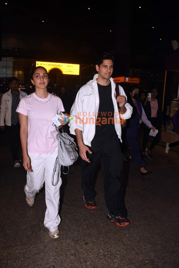 Photos: Kiara Advani, Sidharth Malhotra, Aishwarya Rai Bachchan and others snapped at the airport Photos: Kiara Advani, Sidharth Malhotra, Aishwarya Rai Bachchan and others snapped at the airport