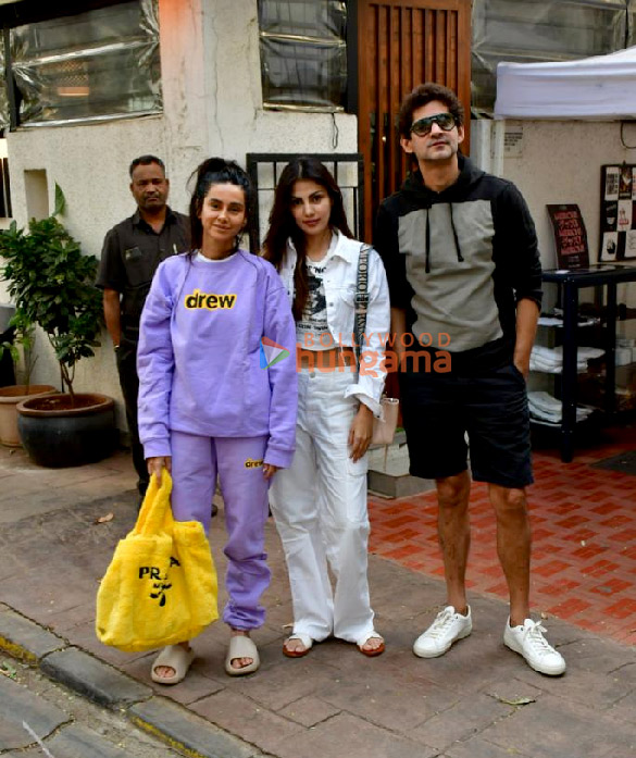 Photos: Rhea Chakraborty, Shibani Dandekar and Gaurav Kapur snapped in Bandra Photos: Rhea Chakraborty, Shibani Dandekar and Gaurav Kapur snapped in Bandra