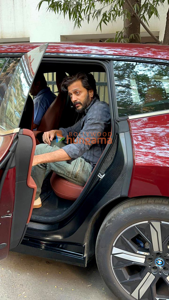 Photos: Riteish Deshmukh snapped in Bandra Photos: Riteish Deshmukh snapped in Bandra