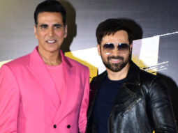 Akshay Kumar and Emraan Hashmi hop on Mumbai Metro; groove on Main Khiladi with commuters, watch 