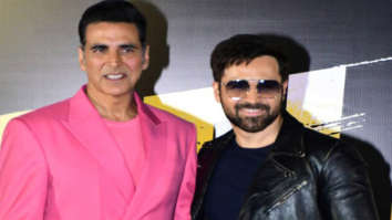Akshay Kumar and Emraan Hashmi hop on Mumbai Metro; groove on Main Khiladi with commuters, watch 