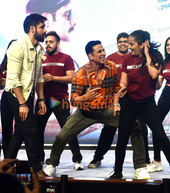 Photos: Akshay Kumar and Emraan Hashmi promote their film Selfiee at a college in Juhu Photos: Akshay Kumar and Emraan Hashmi promote their film Selfiee at a college in Juhu