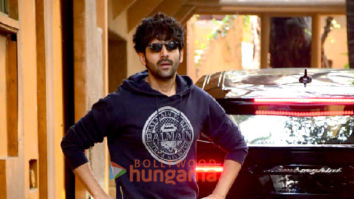 Photos: Kartik Aaryan snapped at a dance class in Juhu