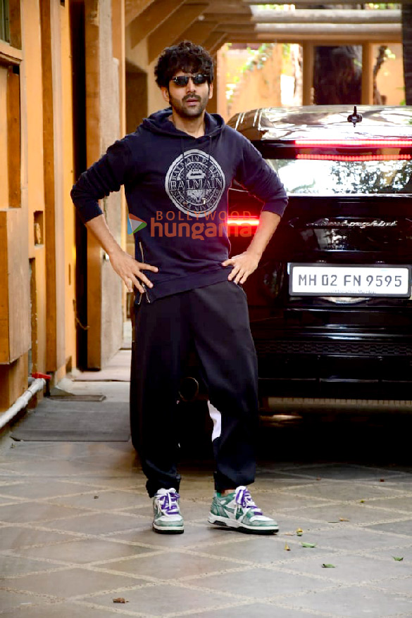 Photos: Kartik Aaryan snapped at a dance class in Juhu Photos: Kartik Aaryan snapped at a dance class in Juhu