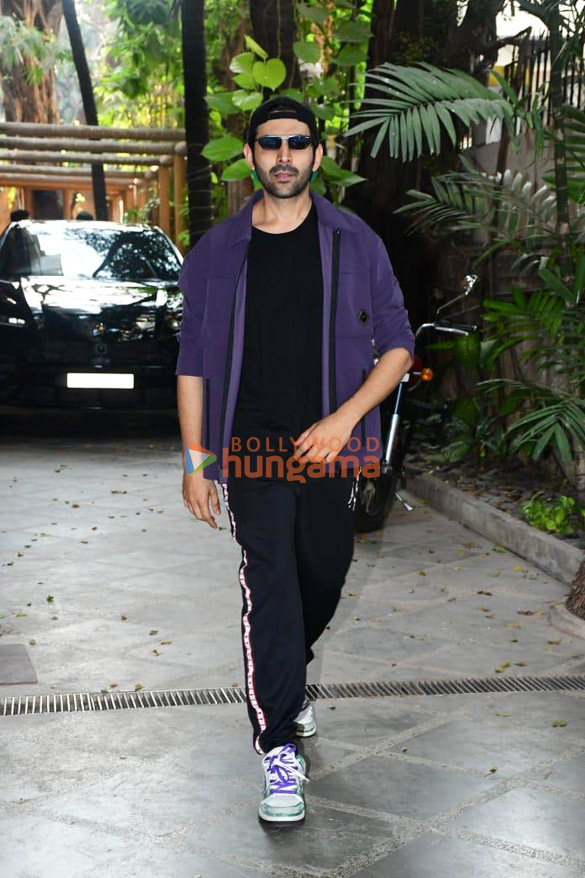 Photos: Kartik Aaryan snapped at a dance class in Juhu Photos: Kartik Aaryan snapped at a dance class in Juhu
