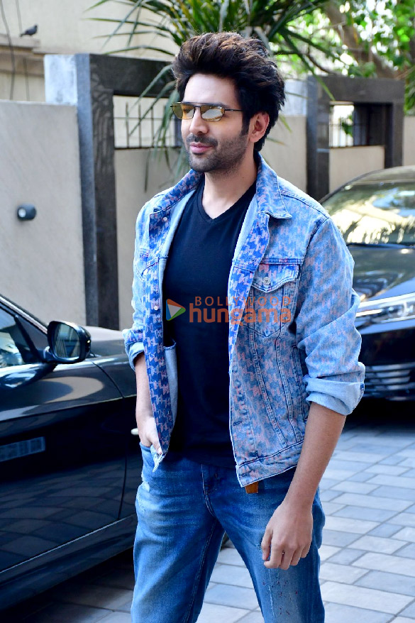 Photos: Kartik Aaryan snapped at T-Series office Photos: Kartik Aaryan snapped at T-Series office